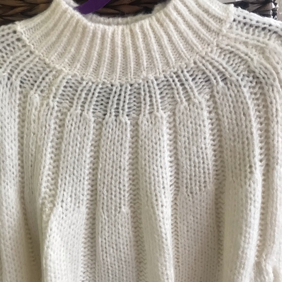 Abercrombie Woman Sm NWT Fuzzy Mock Cream Sweater - Picture 4 of 13